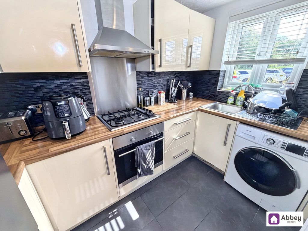 Property photo 3 of 12 Kitchen