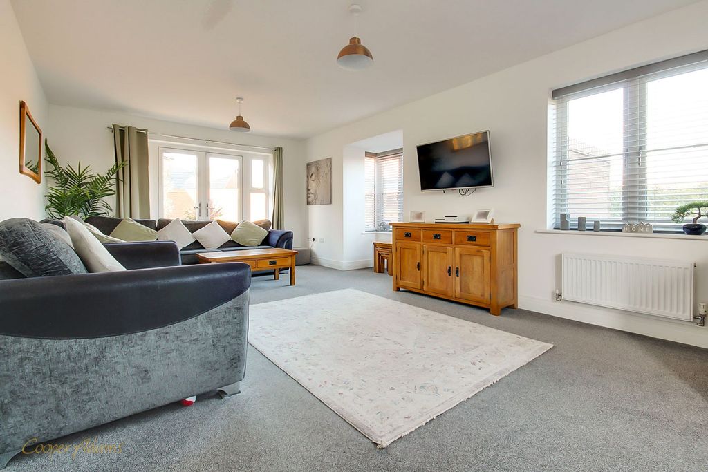 Property photo 2 of 21 Sitting Room