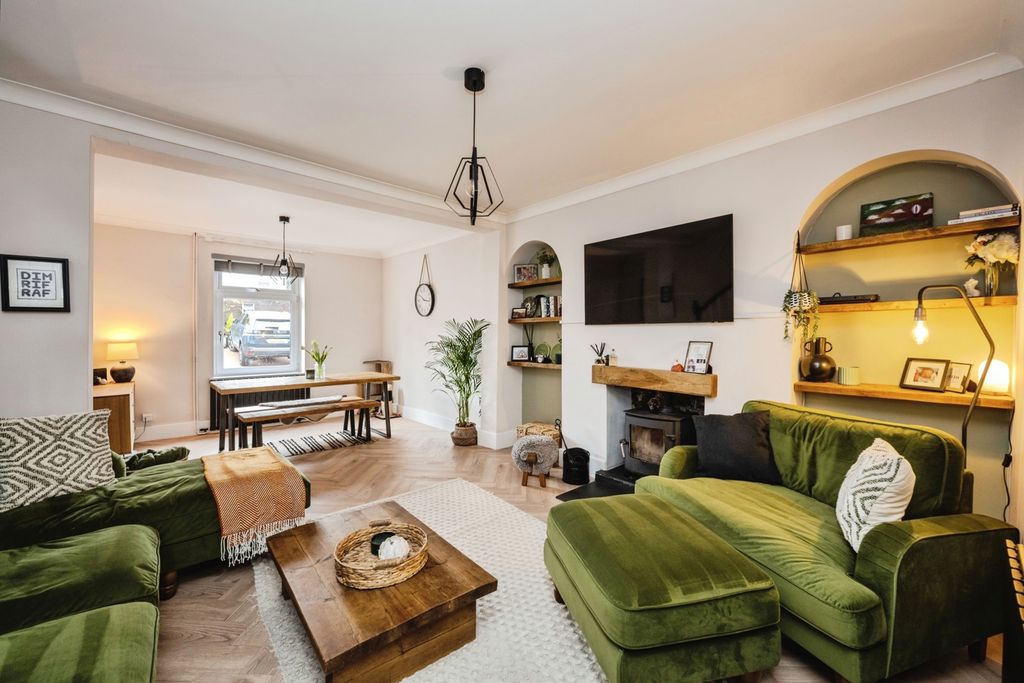 Property photo 2 of 17 Photo