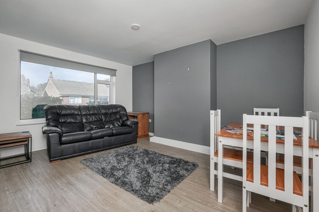 Property photo 2 of 17 13 Meadowbrook Road, Ashford, Kent, Tn24 9Az