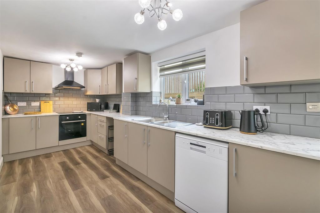 Property photo 2 of 17 Kitchen