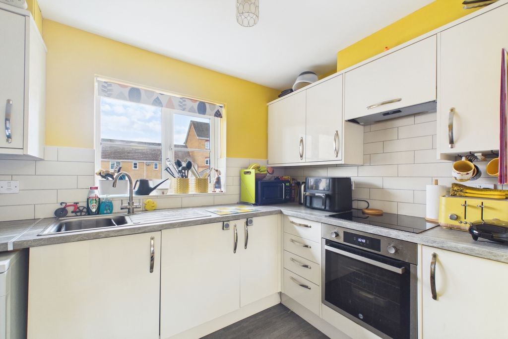 Property photo 3 of 9 Kitchen