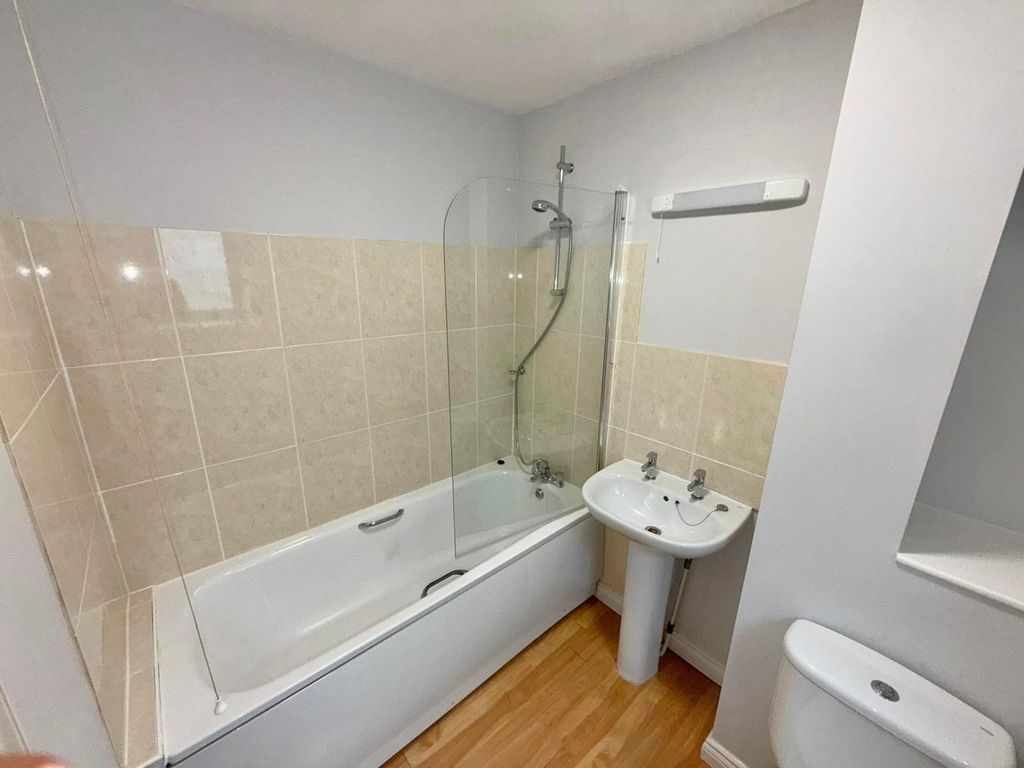 Property photo 1 of 6 Bathroom