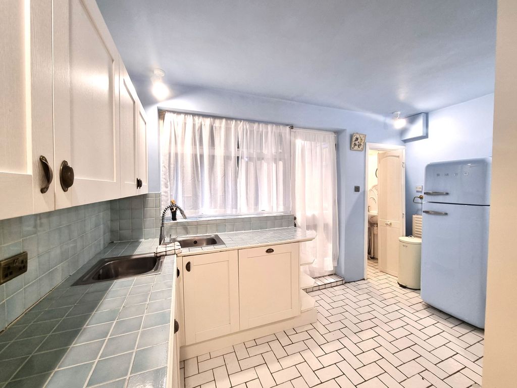Property photo 2 of 9 Kitchen