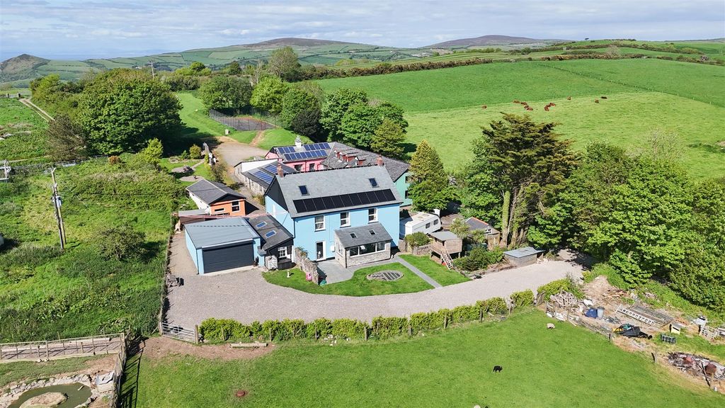Property photo 2 of 30 The Farmhouse