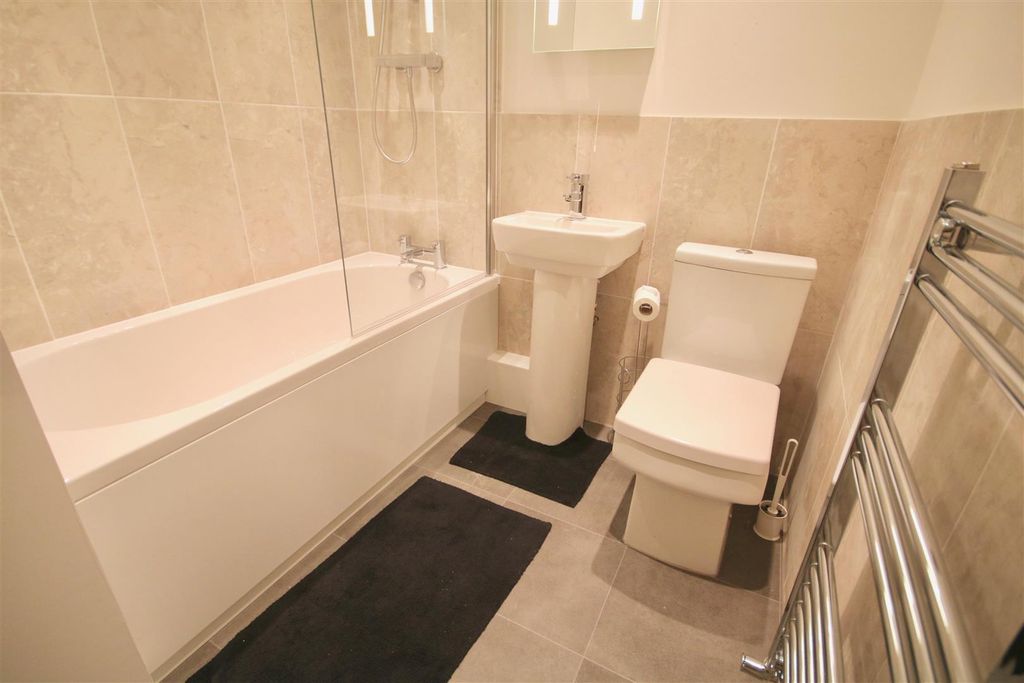 Property photo 2 of 8 Bathroom.Jpg