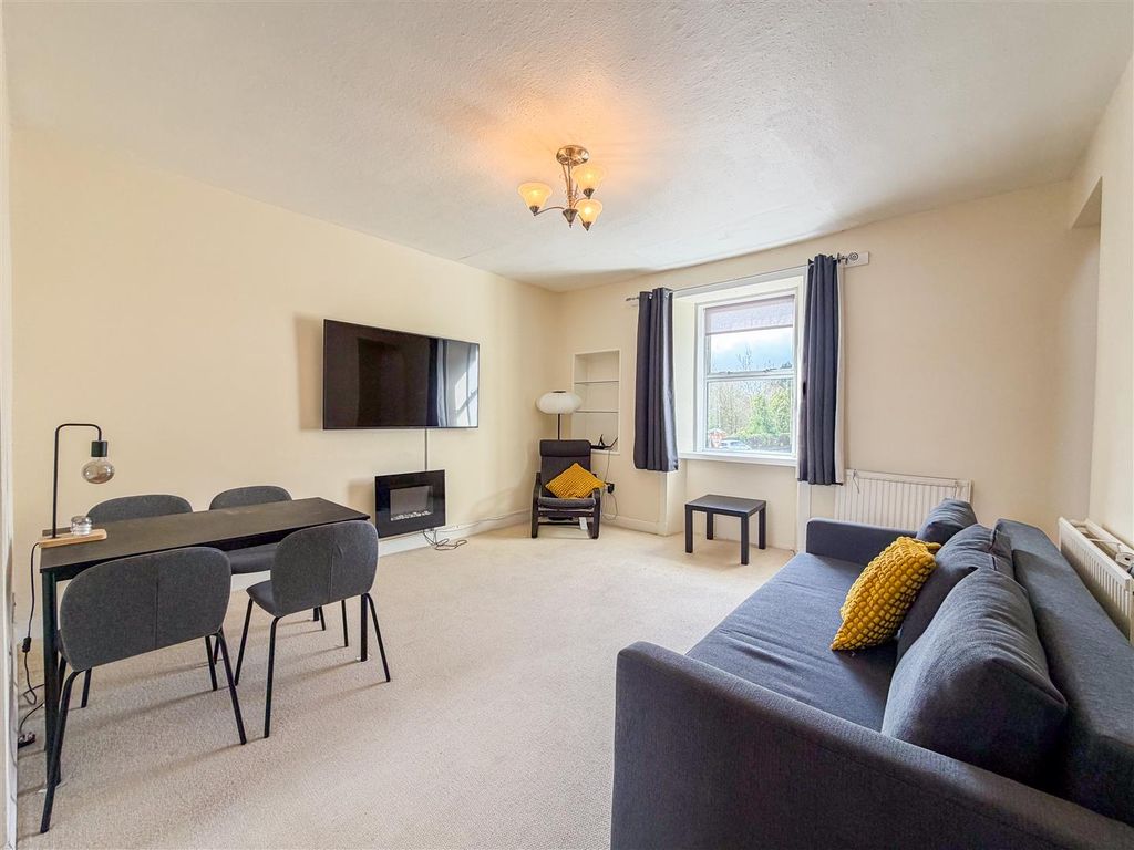 Property photo 2 of 15 Lounge