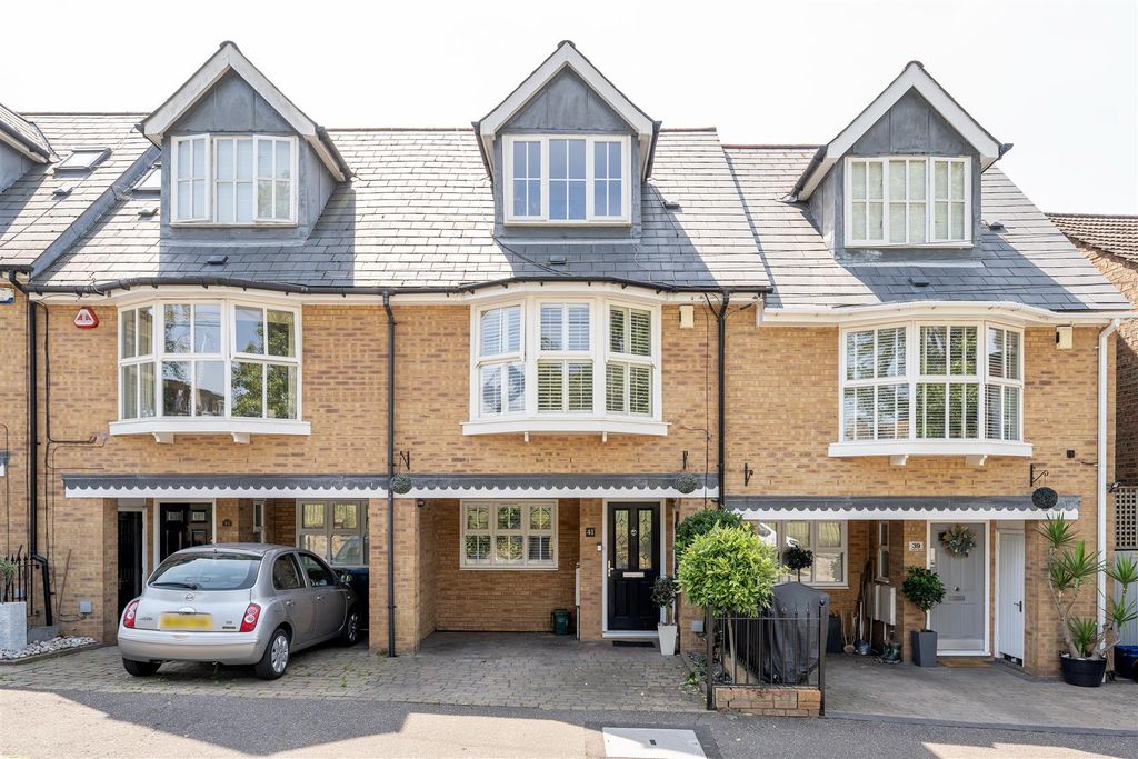 Property photo 1 of 32 Turpins Lane, Ig8