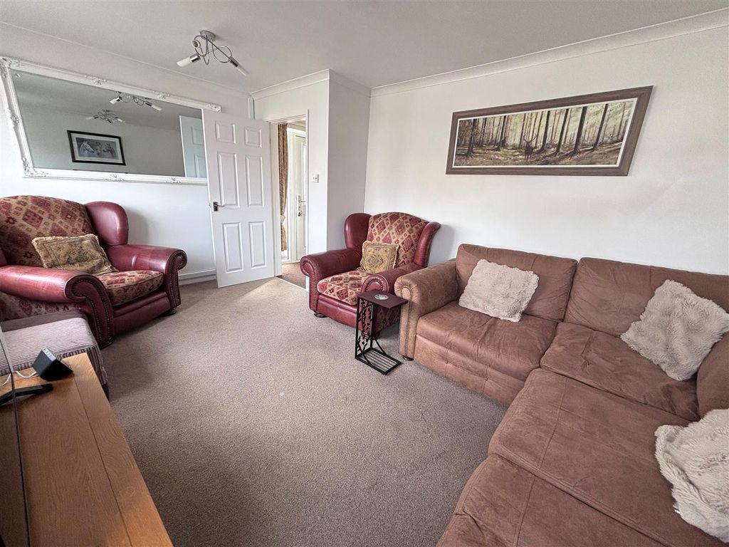 Property photo 2 of 17 Lounge