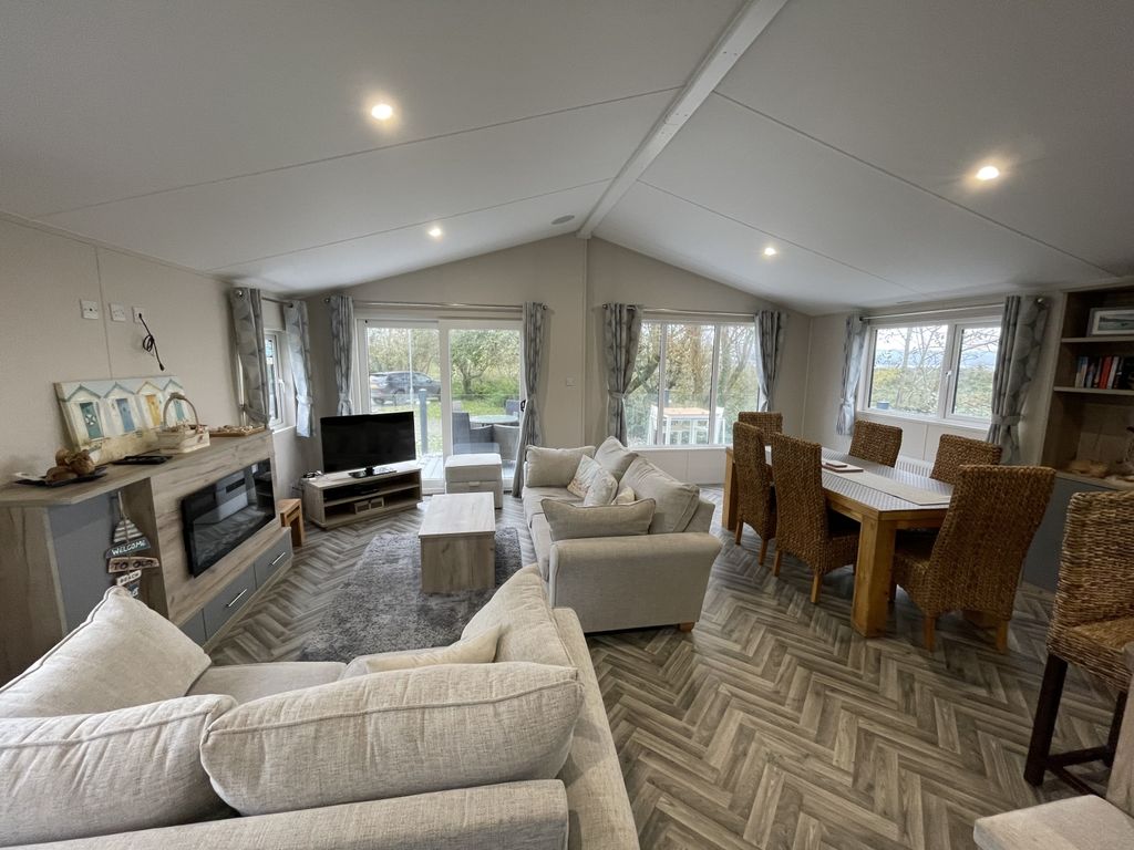 Property photo 2 of 12 Image00183