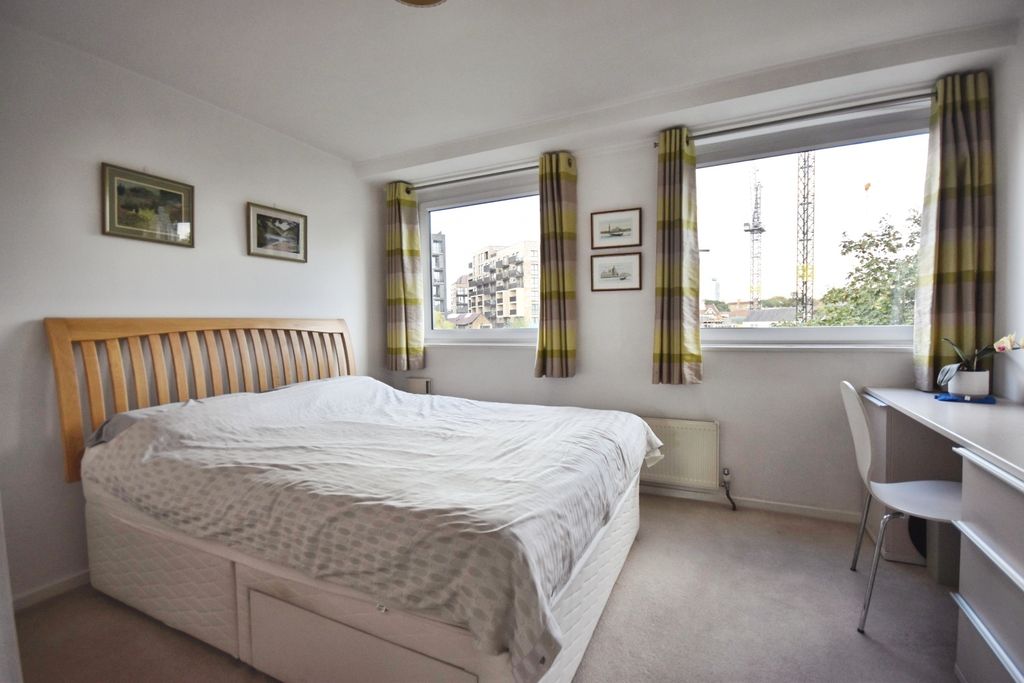 Property photo 2 of 11 Pbox-Bedroom-344345.Jpg