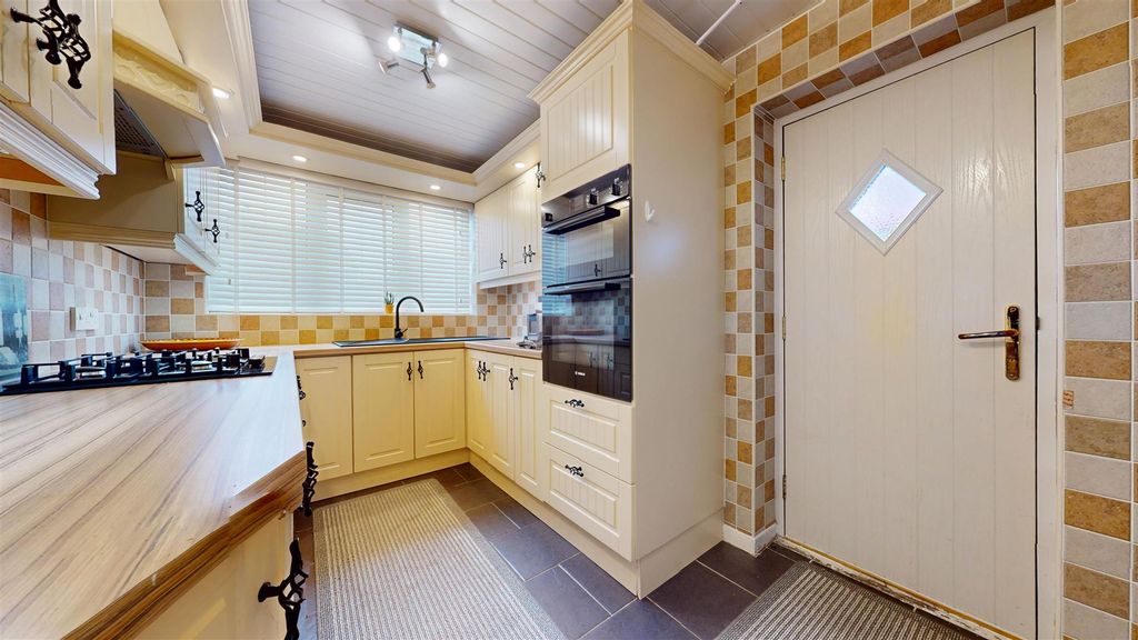 Property photo 3 of 22 Ecclesfield Road Kitchen