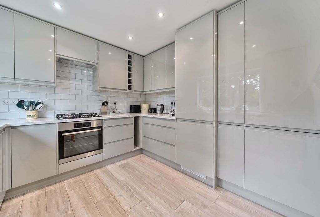 Property photo 2 of 11 1302325-11-68400F...