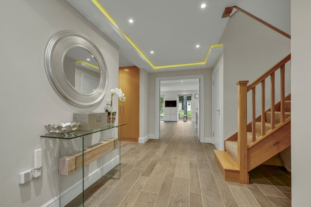 Property photo 2 of 21 Entrance Hall