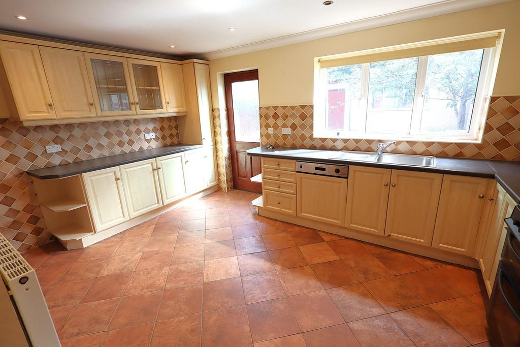Property photo 3 of 12 Kitchen