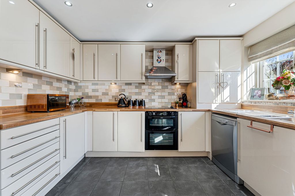 Property photo 3 of 28