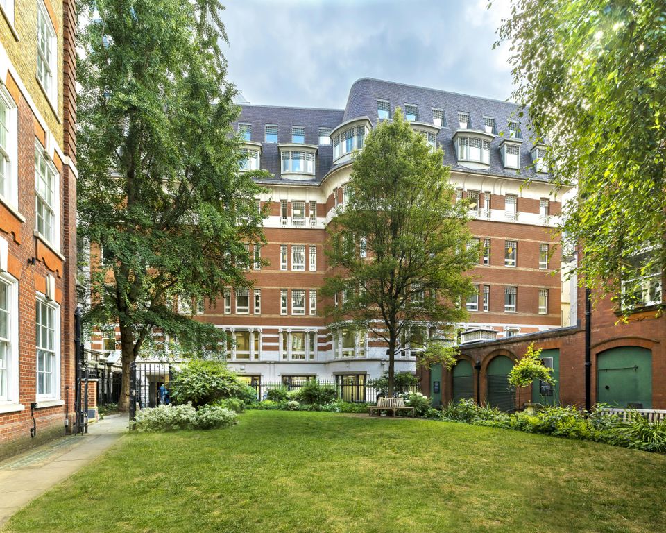 Property photo 1 of 14 Pano_9885_9887  240625_Scd_1_George_Yard__Peter Landers Photography  Large.Jpg