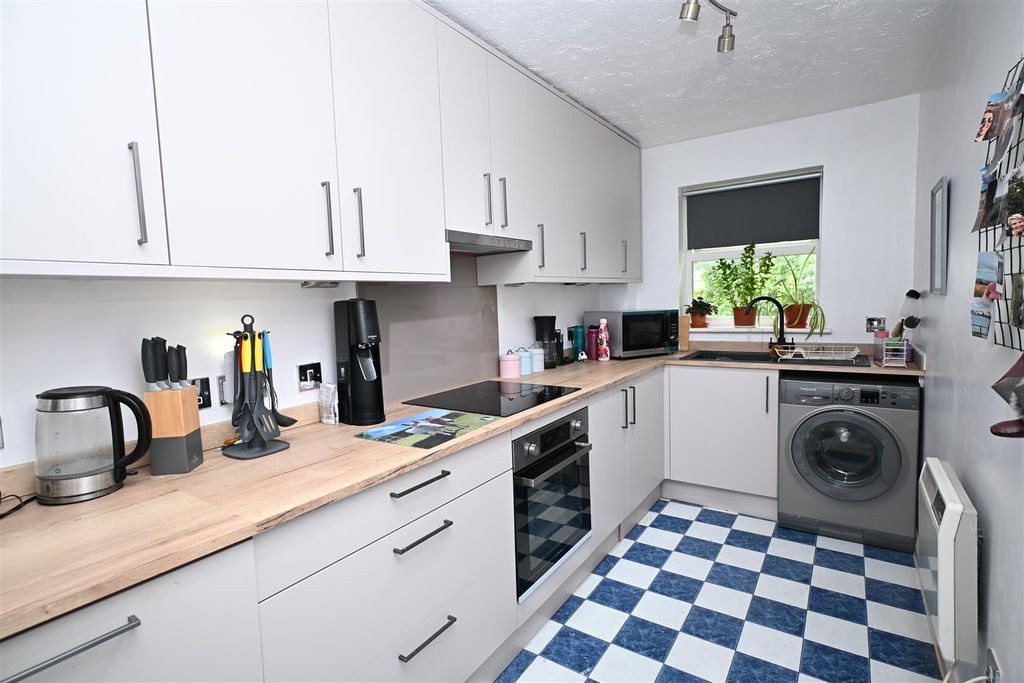 Property photo 2 of 11 Refitted Kitchen