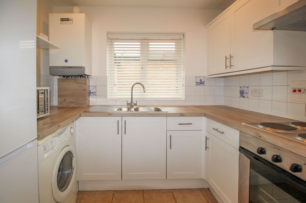 Property photo 3 of 8 Kitchen