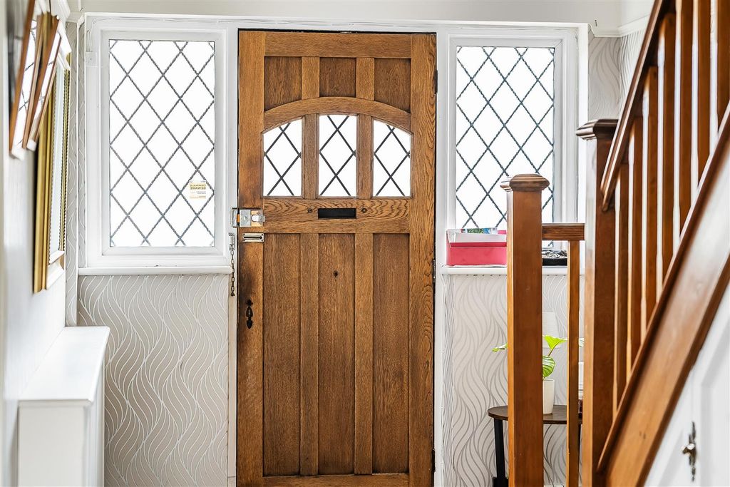 Property photo 3 of 34 10-Carleton-Avenue-2.Jpg