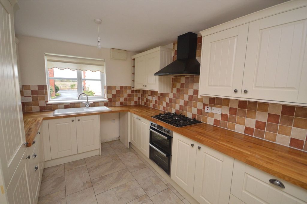 Property photo 2 of 14 Kitchen