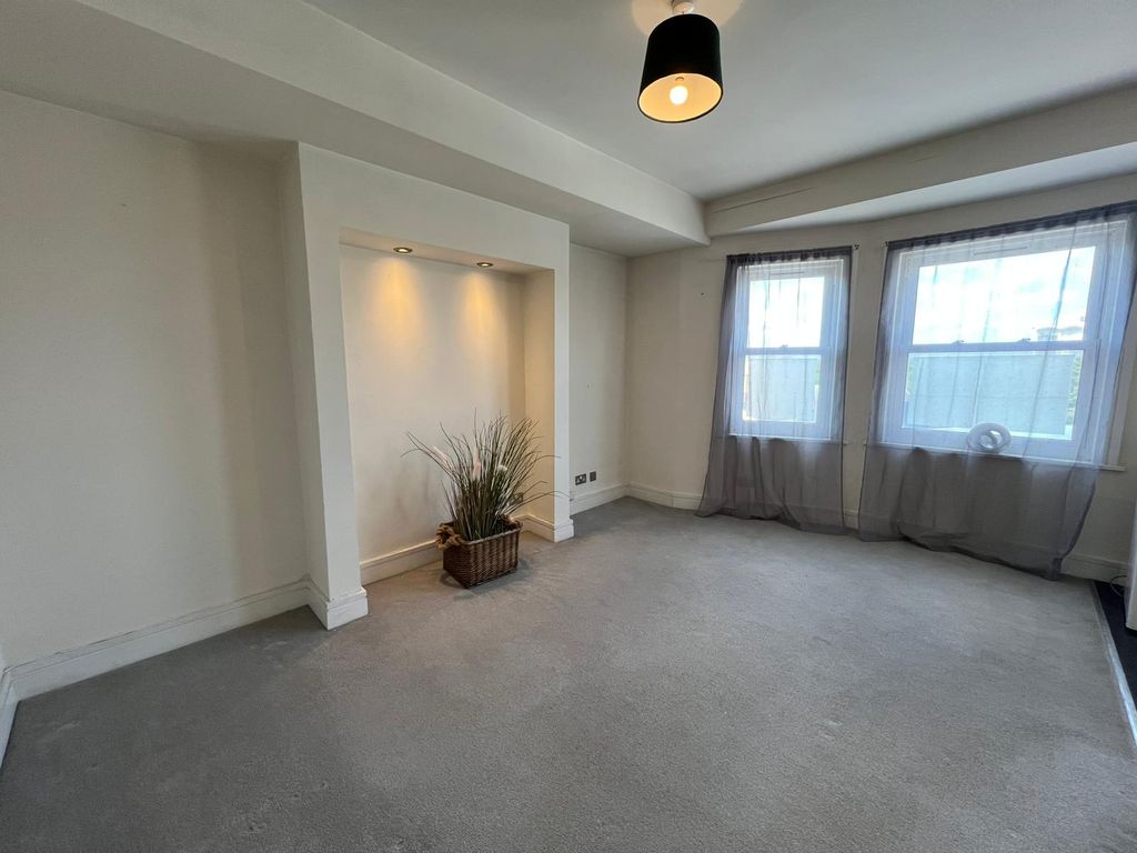 Property photo 1 of 13 Lounge