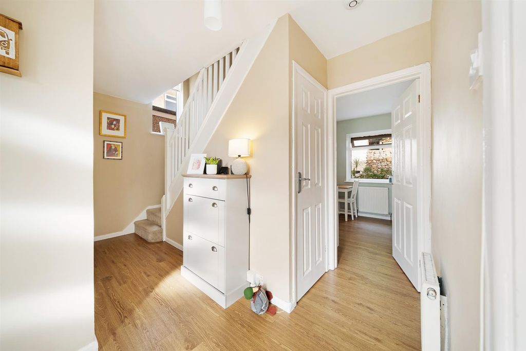 Property photo 2 of 21 Entrance Hall.Jpg