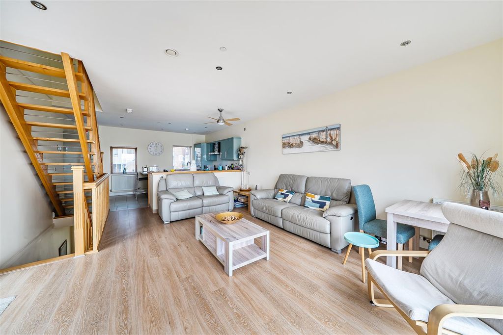 Property photo 3 of 30 1396938-16-6964F0F8E4dc0.Jpg