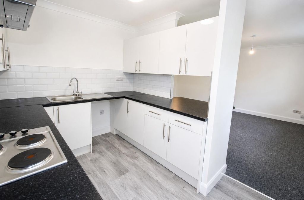 Property photo 3 of 15 Fitted Kitchen