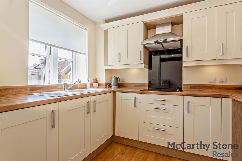 Property photo 3 of 19 Kitchen: