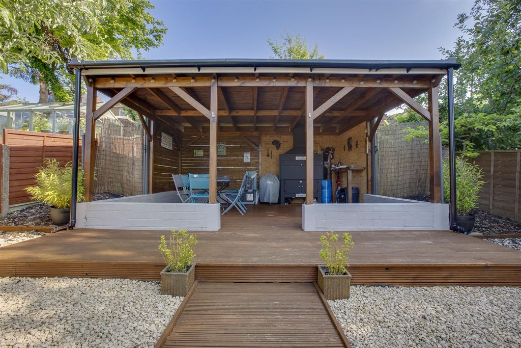 Property photo 3 of 15 37 Southfield Road, Hp13 5Jz-13.Jpg