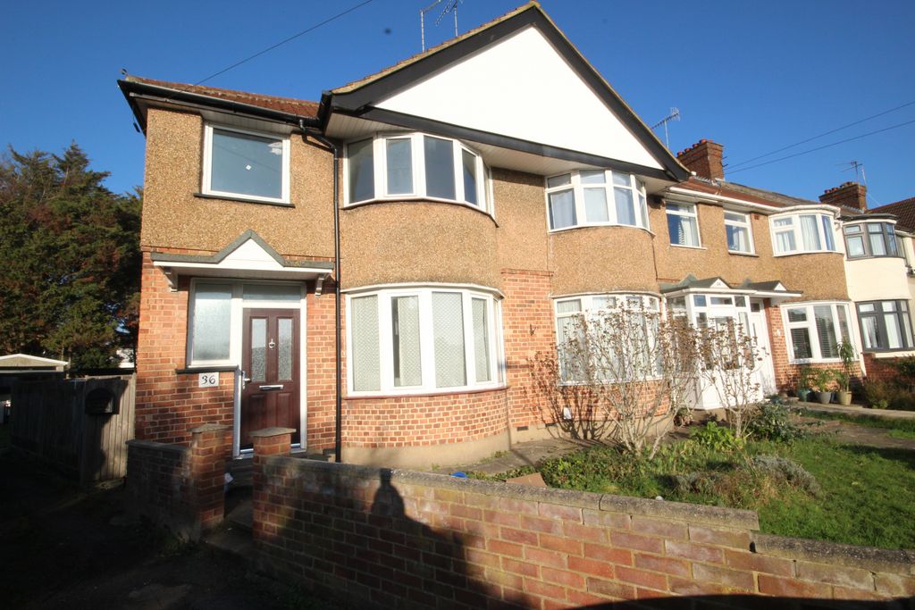 Property photo 1 of 12 Southdown Crescent, Harrow, Middlesex, Ha2