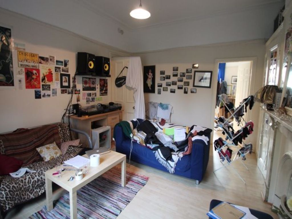 Property photo 3 of 7 Bright, Relaxed Communal Living Room With Comfy So...