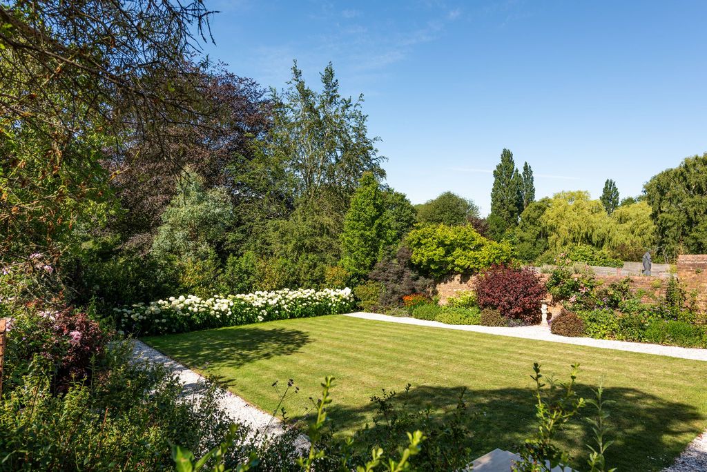 Property photo 2 of 33 Landscaped Garden