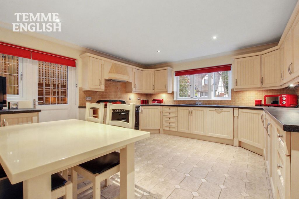 Property photo 3 of 34