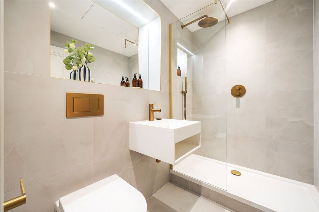 Property photo 1 of 9 Bathroom