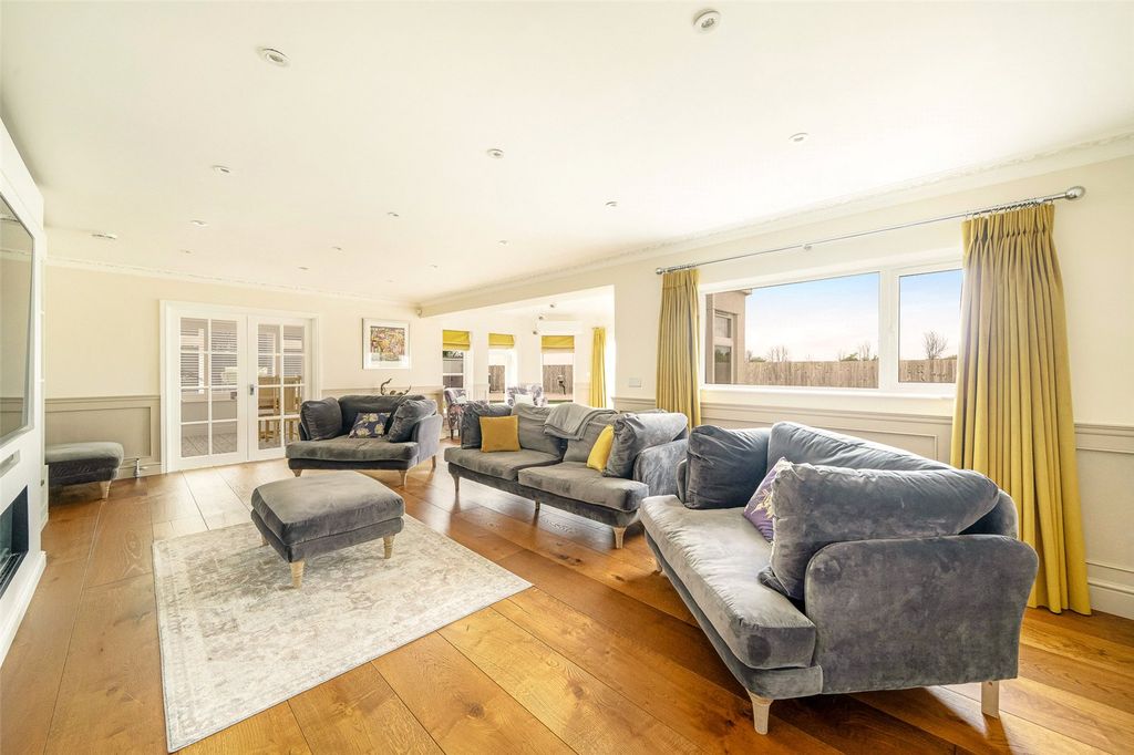 Property photo 3 of 19 Sitting Area