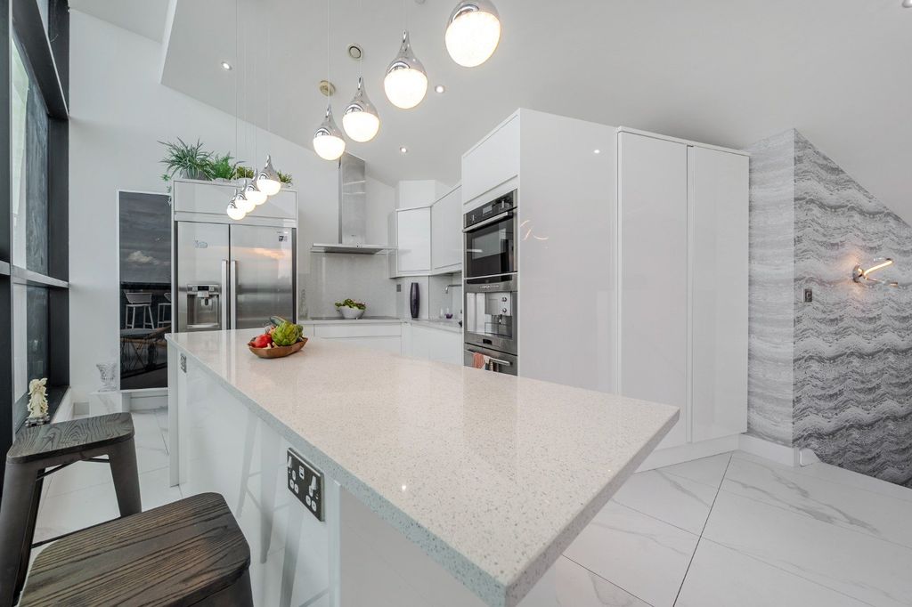 Property photo 3 of 18 Kitchen