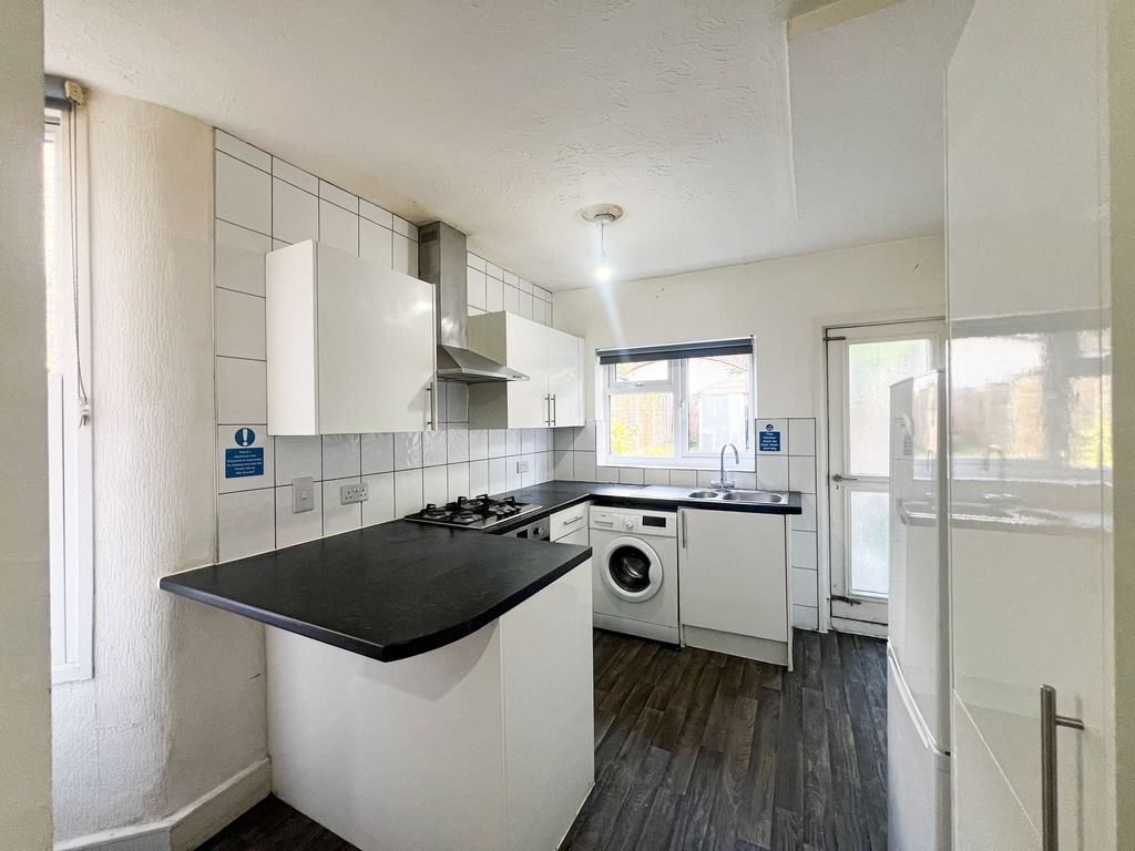 Property photo 1 of 14 Madeira Rd E11