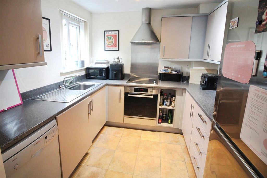 Property photo 2 of 9 Kitchen