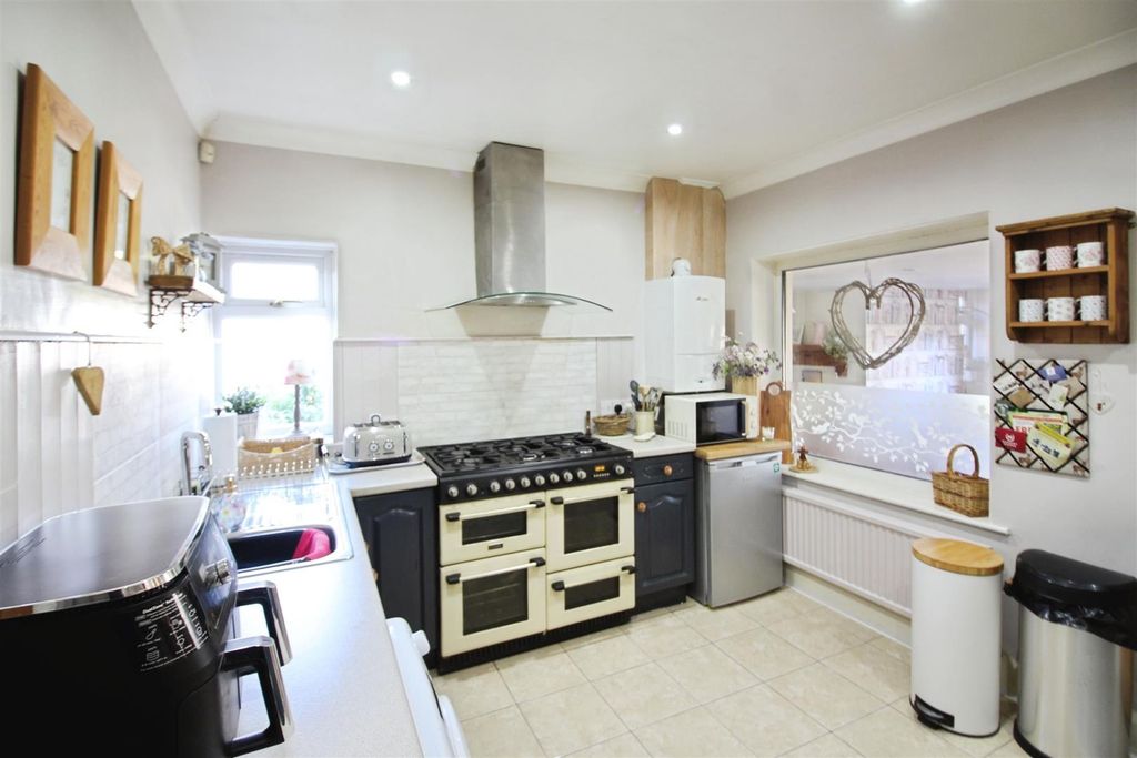 Property photo 3 of 23 Kitchen