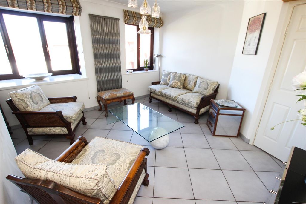 Property photo 3 of 13 Lounge