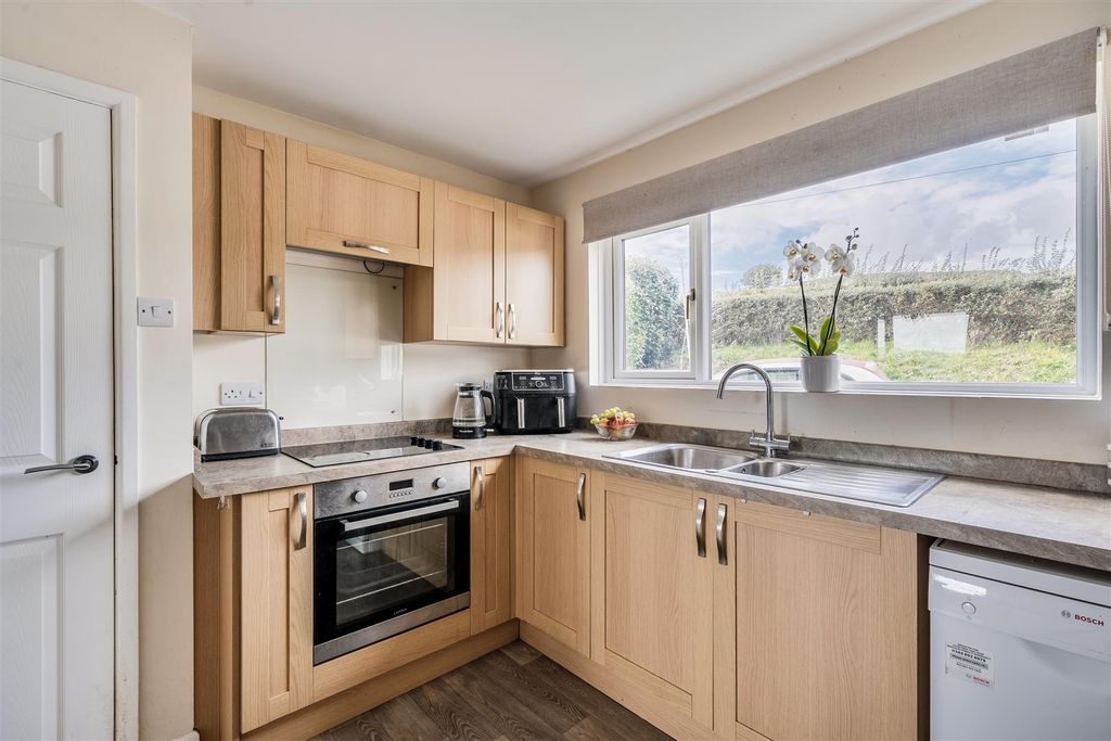 Property photo 3 of 8 1358564-24-68dc1698Ddc6A.Jpg