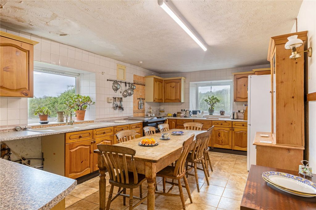 Property photo 3 of 19 Kitchen
