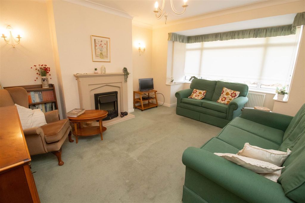 Property photo 2 of 11 Lounge