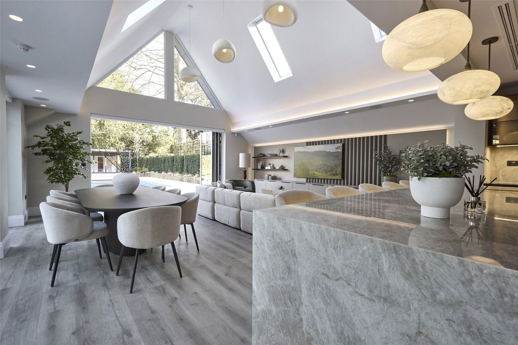 Property photo 3 of 40 Picture No. 21