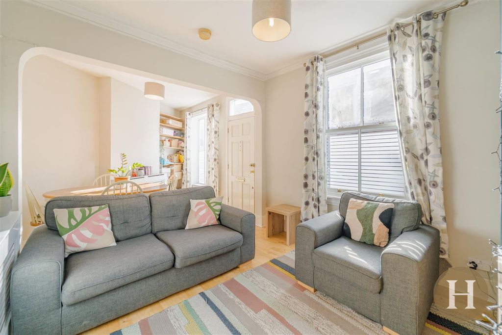 Property photo 2 of 29 Hadleigh Estate Agents-7.Jpg
