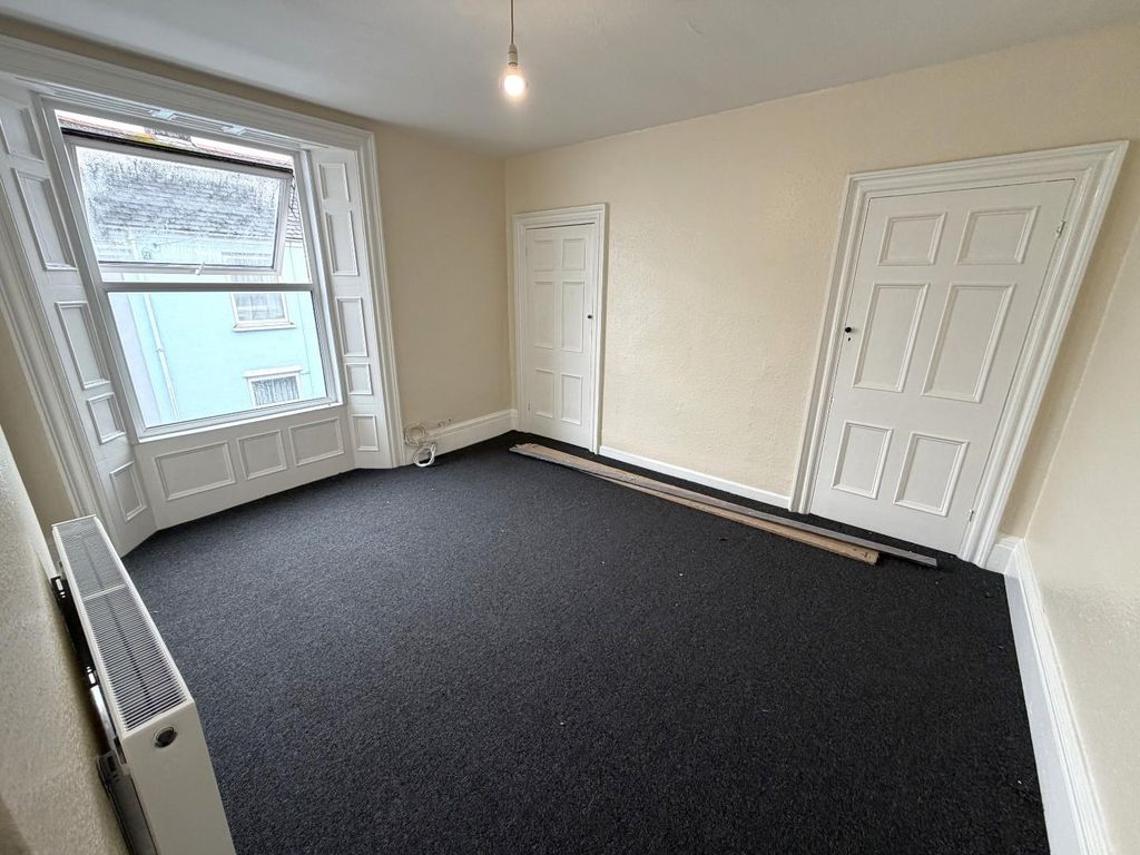 Property photo 2 of 6 Liuving Room.Jpeg