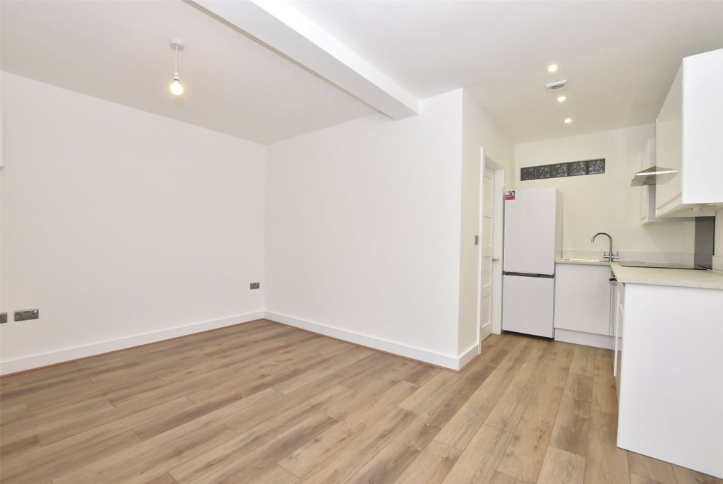 Property photo 2 of 9 Living Room/Kitchen