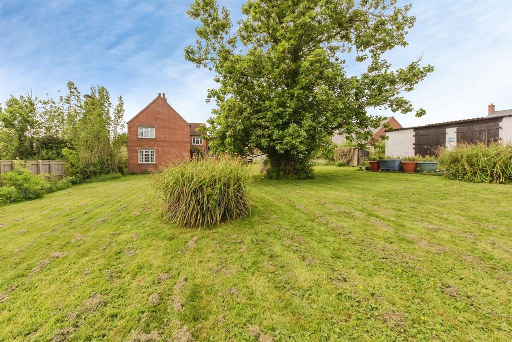 Property photo 2 of 21 Gardens: